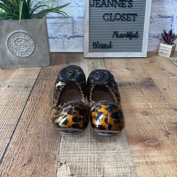 Bernardo animal Print Size 8M Folding, Elastic Fit ballet flats - Picture 2 of 14